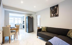 Amazing 3 Bedroom, 2 Bathroom, Ground Floor Flat With Garden, Near Train Station And Bus Stop