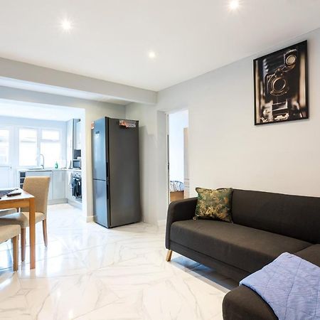 Amazing 3 Bedroom, 2 Bathroom, Ground Floor Flat With Garden, Near Train Station And Bus Stop London Eksteriør billede
