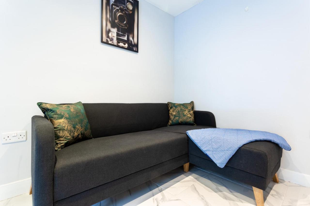 Amazing 3 Bedroom, 2 Bathroom, Ground Floor Flat With Garden, Near Train Station And Bus Stop London Eksteriør billede