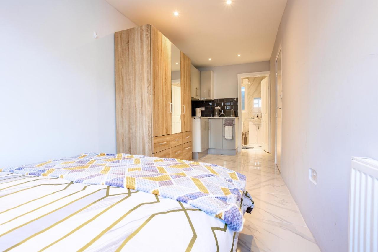 Amazing 3 Bedroom, 2 Bathroom, Ground Floor Flat With Garden, Near Train Station And Bus Stop London Eksteriør billede