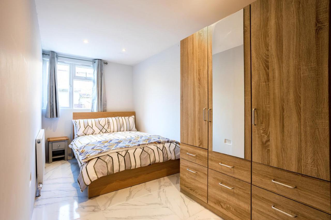 Amazing 3 Bedroom, 2 Bathroom, Ground Floor Flat With Garden, Near Train Station And Bus Stop London Eksteriør billede