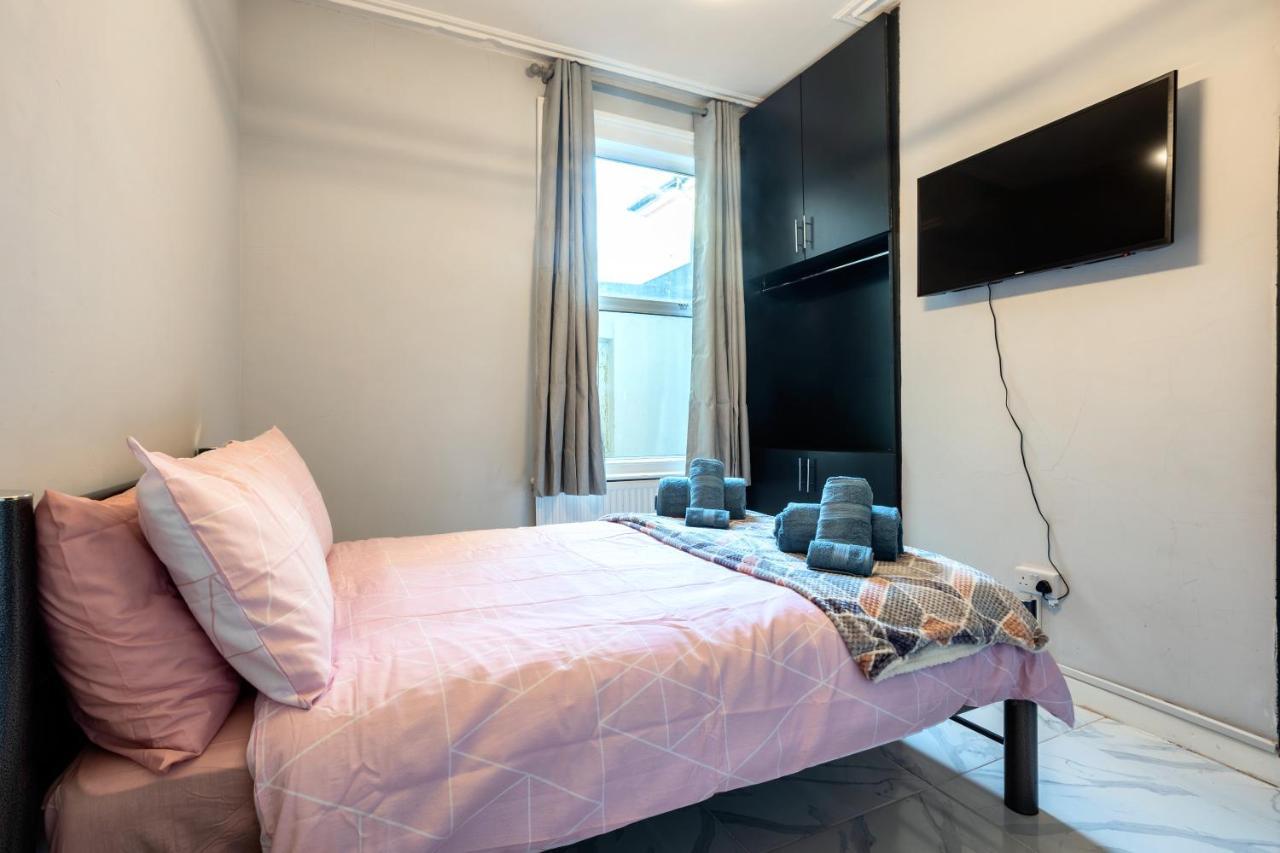 Amazing 3 Bedroom, 2 Bathroom, Ground Floor Flat With Garden, Near Train Station And Bus Stop London Eksteriør billede