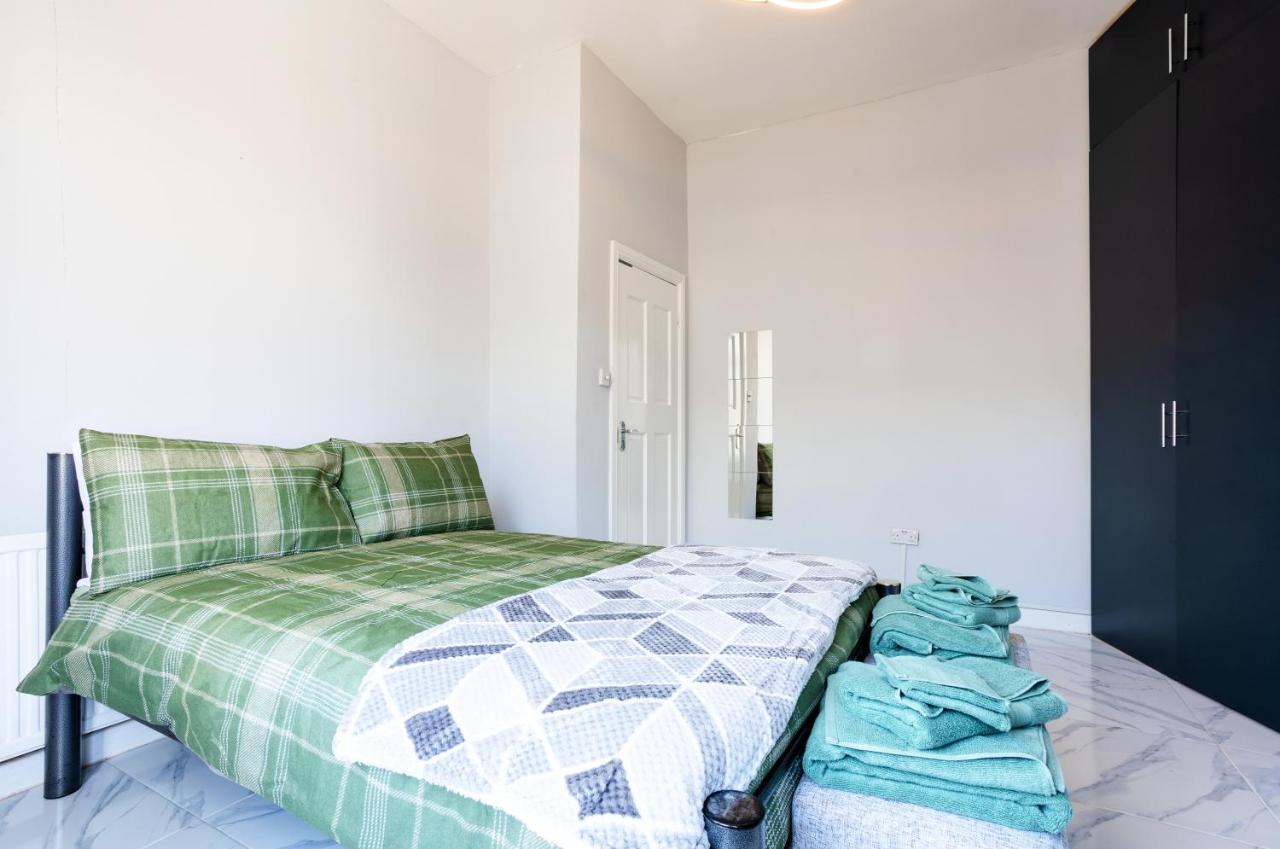 Amazing 3 Bedroom, 2 Bathroom, Ground Floor Flat With Garden, Near Train Station And Bus Stop London Eksteriør billede