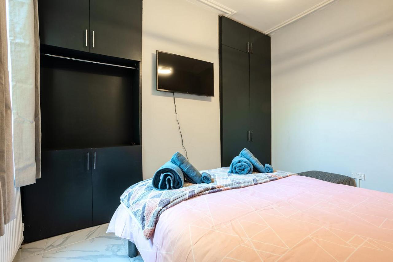 Amazing 3 Bedroom, 2 Bathroom, Ground Floor Flat With Garden, Near Train Station And Bus Stop London Eksteriør billede