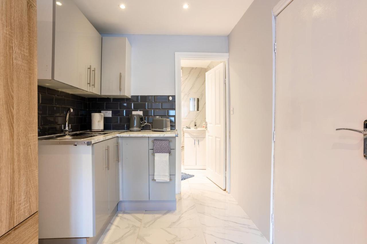 Amazing 3 Bedroom, 2 Bathroom, Ground Floor Flat With Garden, Near Train Station And Bus Stop London Eksteriør billede