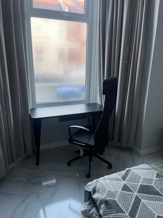 Amazing 3 Bedroom, 2 Bathroom, Ground Floor Flat With Garden, Near Train Station And Bus Stop London Eksteriør billede